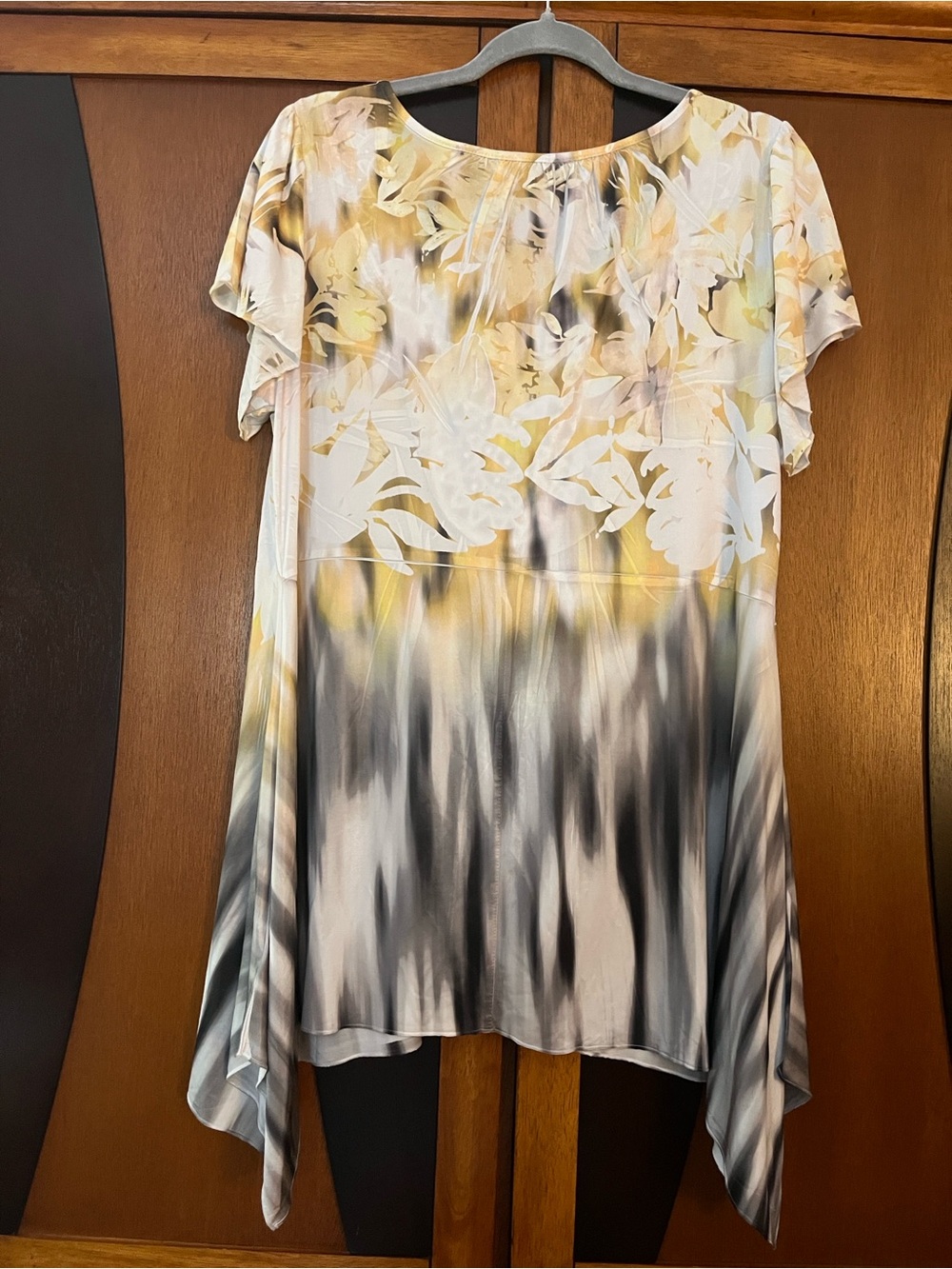 One World Short Flutter Sleeve Sharkbite Hem Top w/Black Crochet Neck w/Sparkles - Picture 6 of 11